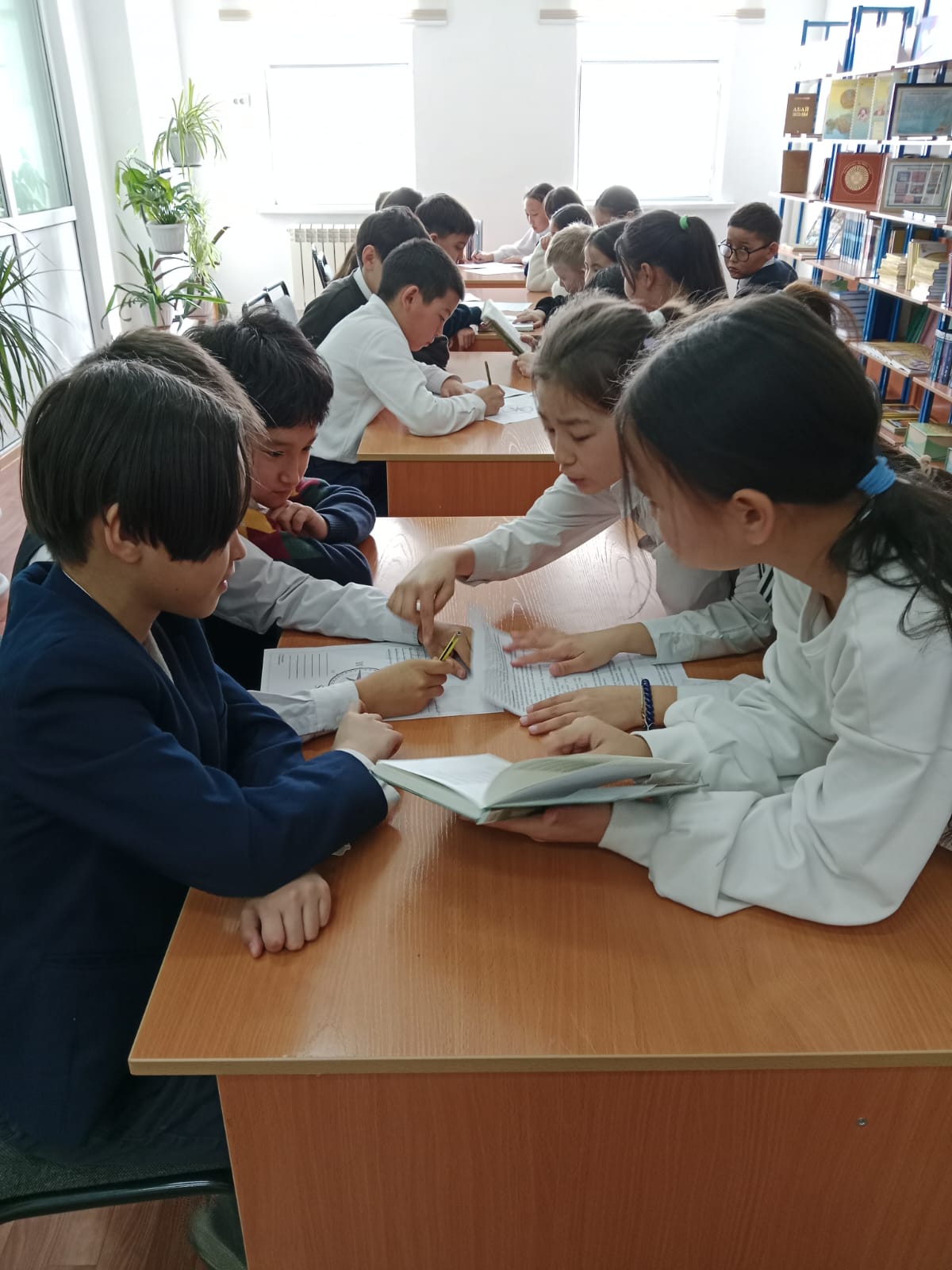 «Зиянды әдеттен аулақ болайық» атты кітап көрмесі
